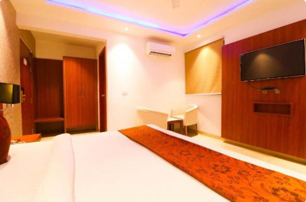 Hotel Royal Sky Luxury Near Delhi Airport Nova Deli Exterior foto
